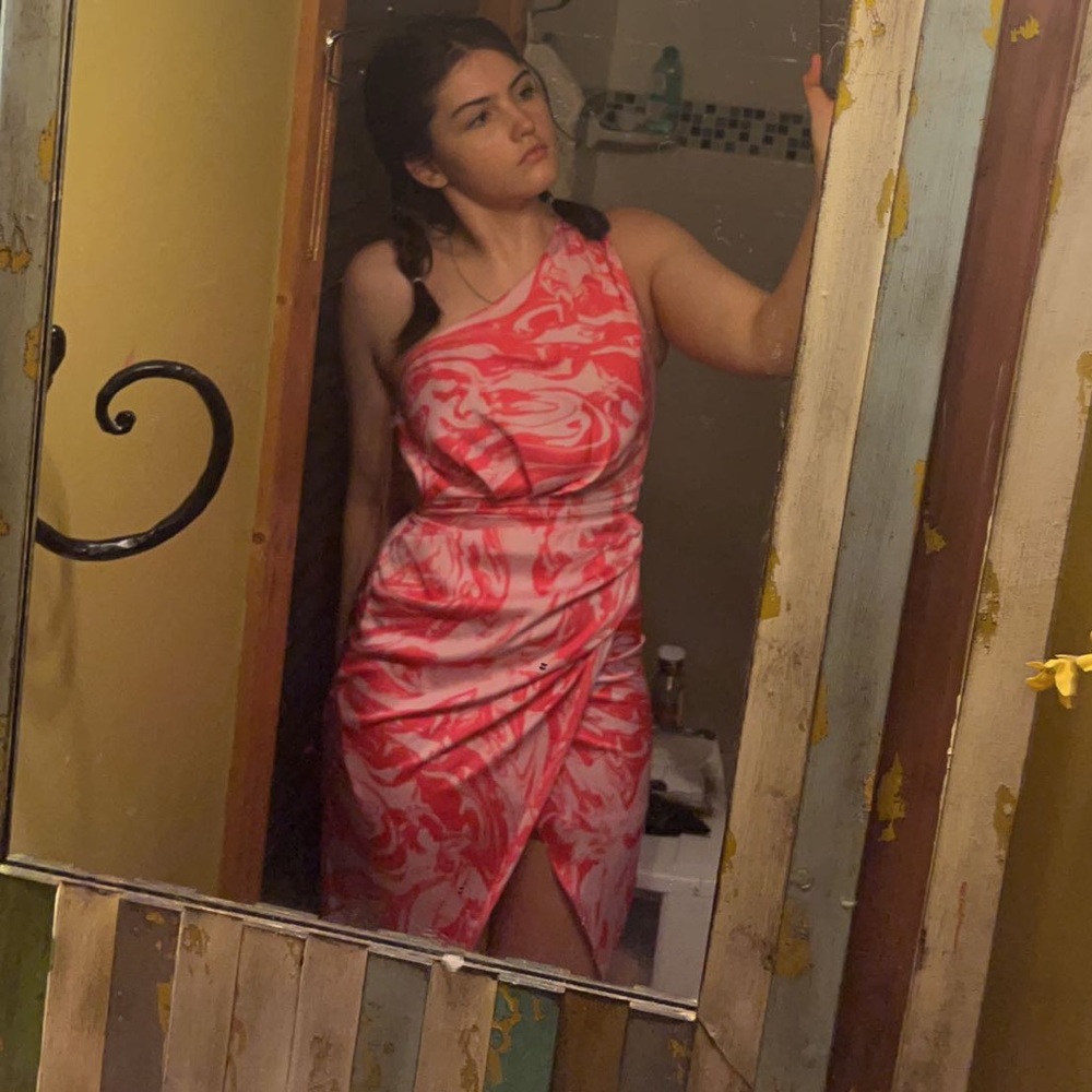 It is a pink marble dress and very flattering. It’s a size small.